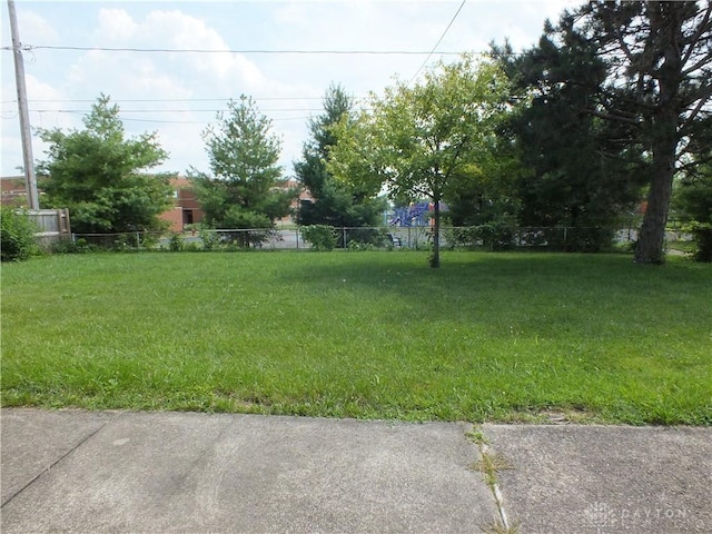 5582 Camerford Dr, Dayton, OH 45424 - view of yard