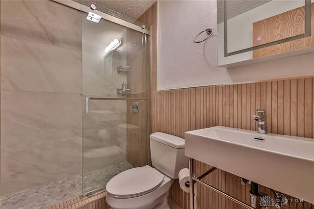 5979 Timbergate Trl, Dayton, OH 45424 - full bath featuring tiled shower, a wainscoted wall, and a textured ceiling