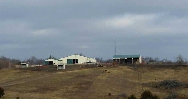 view of yard featuring a rural view