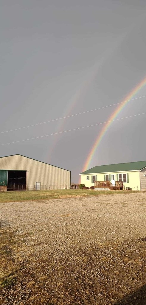 view of yard featuring an outbuilding