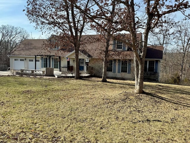 view of front facade with an attached garage and a front yard