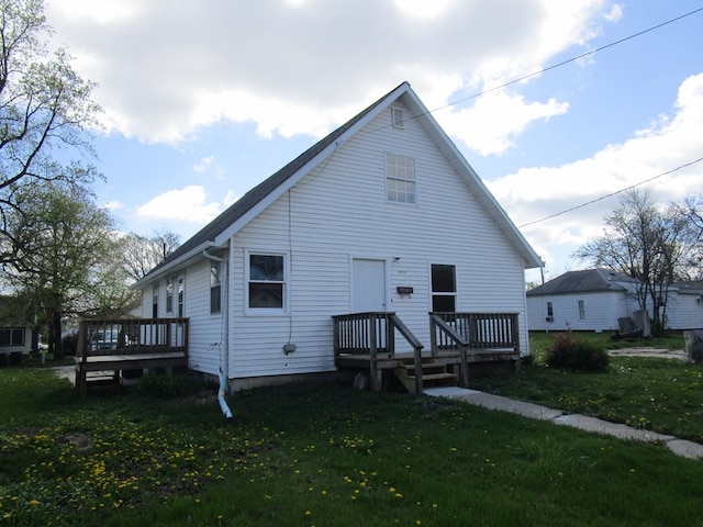 711 S Osteopathy, Kirksville, MO 63501 - rear view of house with a wooden deck and a yard