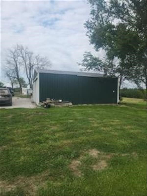 view of yard featuring an outbuilding