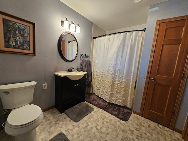 bathroom with a shower with shower curtain, baseboards, toilet, and vanity