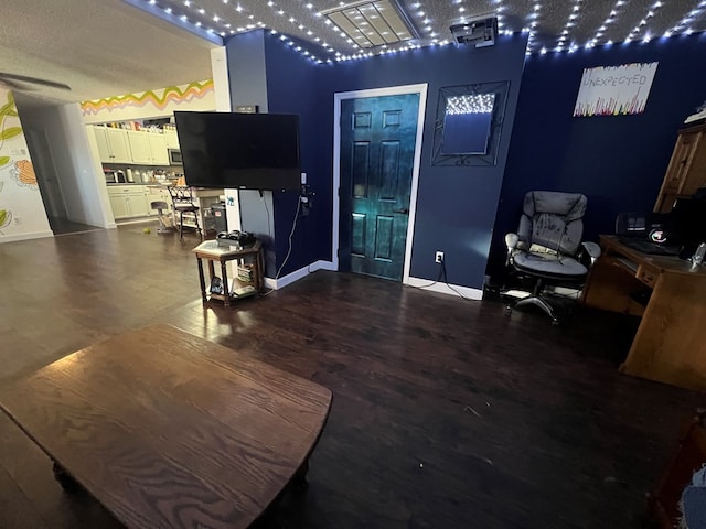 113 N Cottage Grove Ave, Kirksville, MO 63501 - foyer entrance featuring baseboards