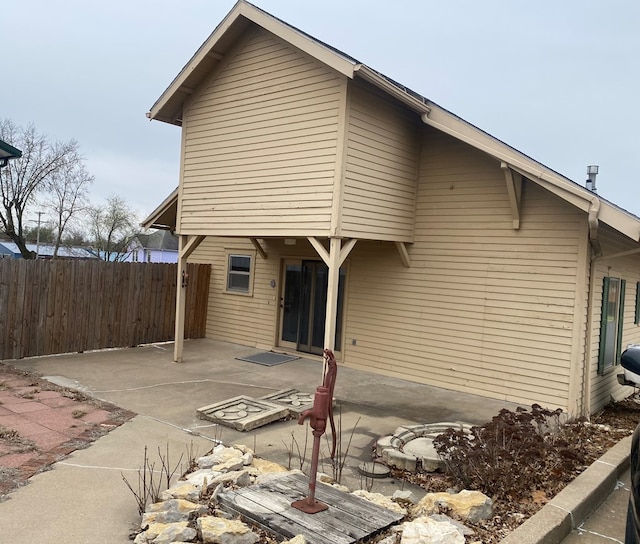 911 Cherry St, Chillicothe, MO 64601 - rear view of property with a patio area and fence