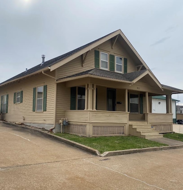 911 Cherry St, Chillicothe, MO 64601 - view of front of property with a porch and roof with shingles
