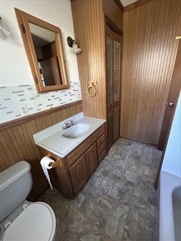 803 Coates St, Macon, MO 63552 - full bathroom featuring toilet, a bathtub, and vanity