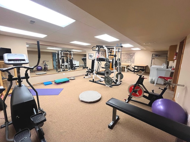 exercise room featuring visible vents, washer / clothes dryer, and a drop ceiling