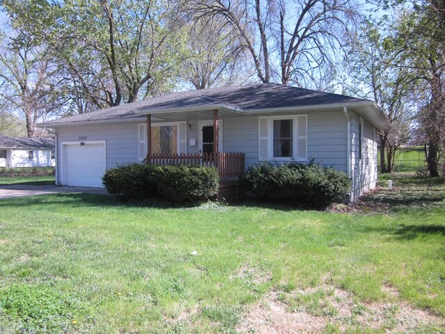 1404 E Washington St, Kirksville, MO 63501 - ranch-style home featuring an attached garage, driveway, a porch, and a front lawn