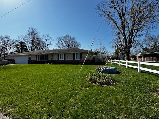 2 Center Dr, Kirksville, MO 63501 - ranch-style home featuring an attached garage, fence, and a front lawn
