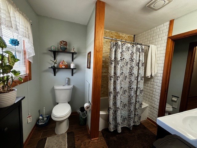 2 Center Dr, Kirksville, MO 63501 - full bath featuring toilet, vanity, and shower / bath combination with curtain