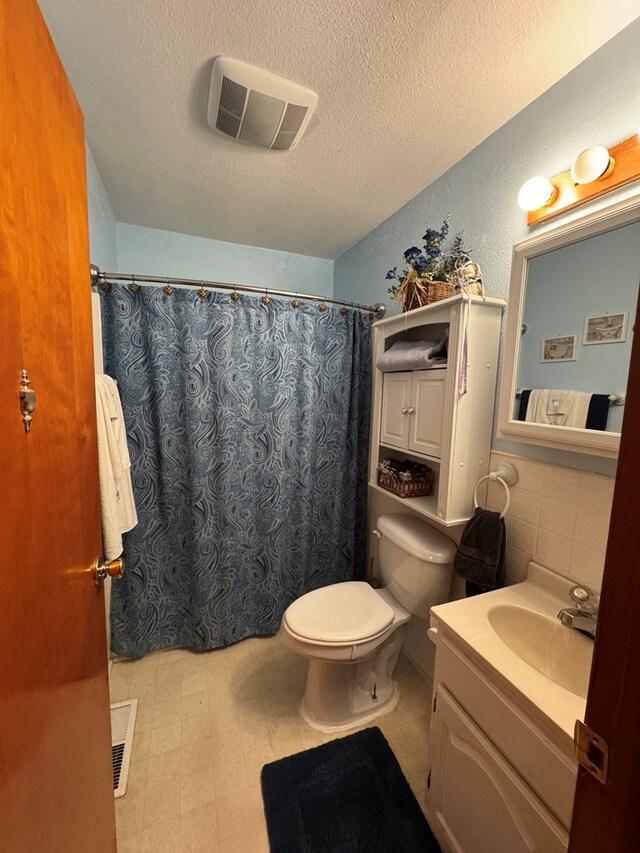 810 S W St, Green City, MO 63545 - full bathroom featuring vanity, toilet, a textured ceiling, curtained shower, and tile patterned floors