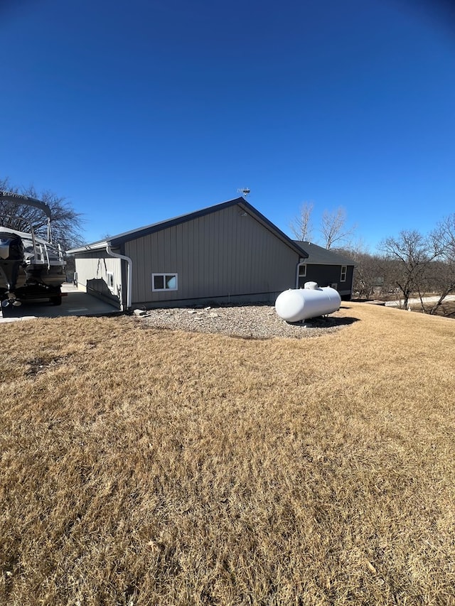 view of side of property featuring a yard