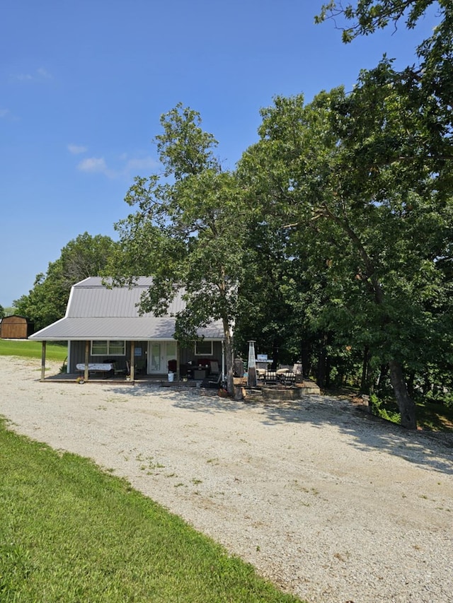 view of front facade featuring a front lawn