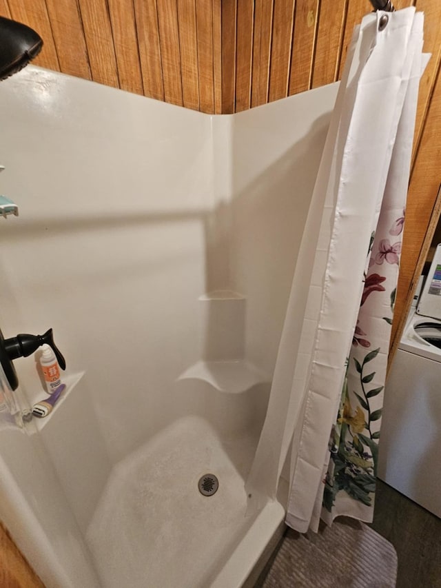 bathroom featuring curtained shower