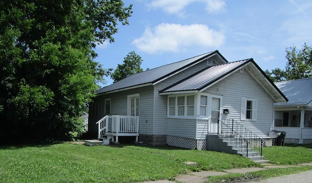 709 E Line St, Kirksville, MO 63501 - view of front of home featuring a front lawn and a metal roof
