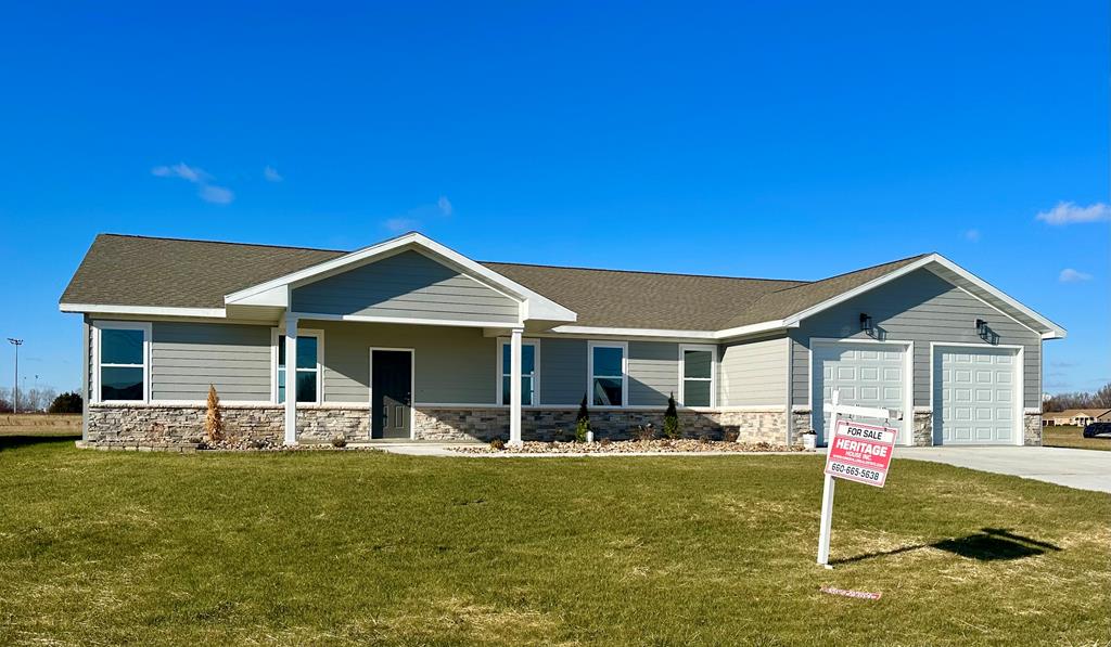 2805 N Gasperi St, Kirksville, MO 63501 - view of front facade featuring a front lawn, covered porch, and a garage