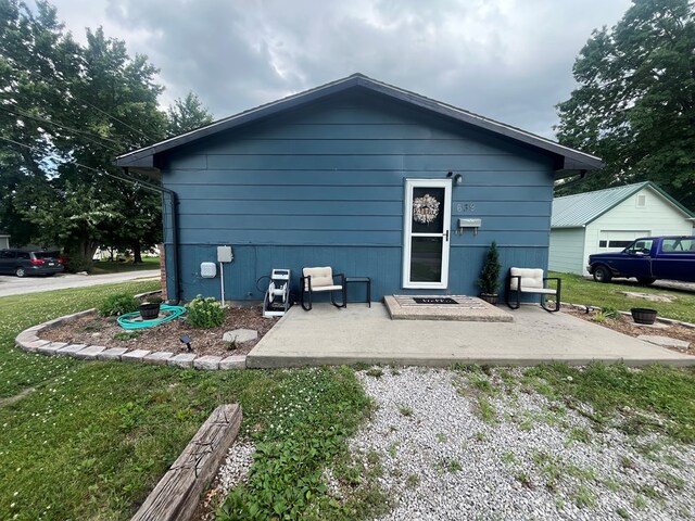 639 Missouri Ave, Chillicothe, MO 64601 - back of house featuring a lawn