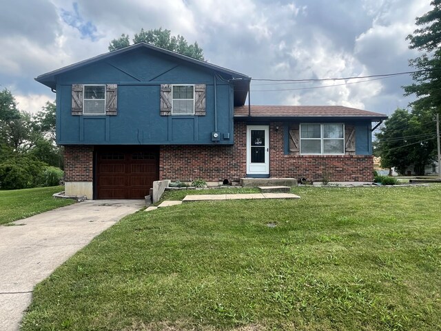 639 Missouri Ave, Chillicothe, MO 64601 - tri-level home with concrete driveway, a garage, a front yard, and brick siding