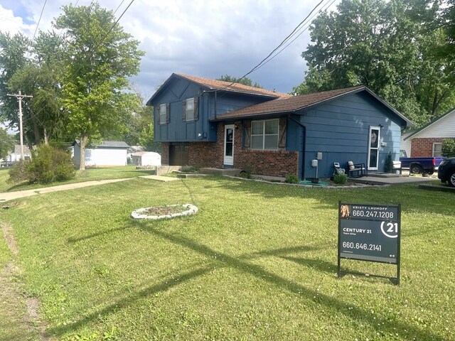 639 Missouri Ave, Chillicothe, MO 64601 - split level home featuring brick siding and a front lawn