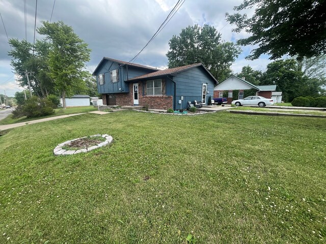 639 Missouri Ave, Chillicothe, MO 64601 - view of front of property featuring brick siding and a front lawn