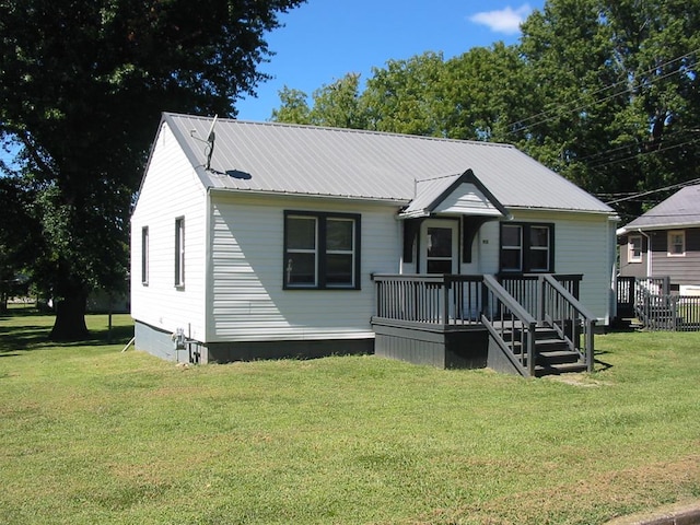 view of front of property featuring a front lawn