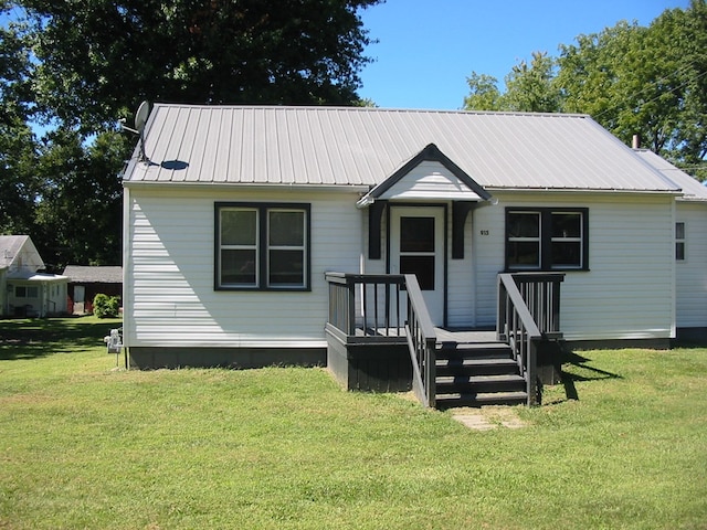 view of front of property with a front lawn