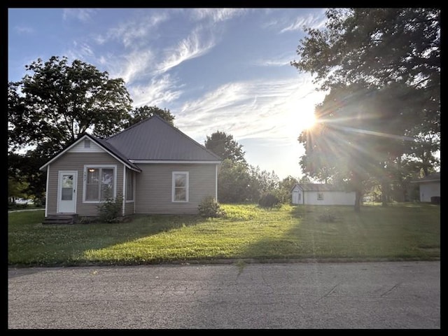 1617 N Church St, Marceline, MO 64658 - view of front facade with a front yard and entry steps