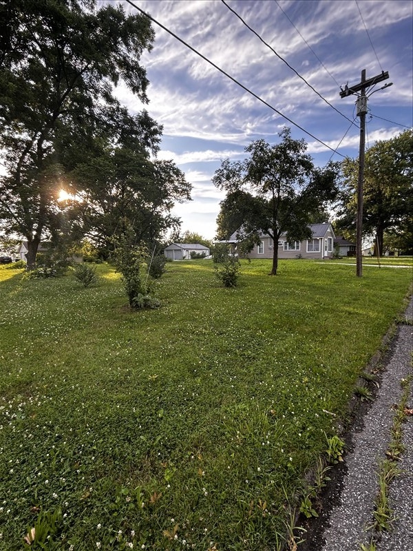 1617 N Church St, Marceline, MO 64658 - view of green lawn