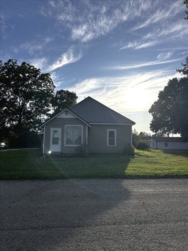 1617 N Church St, Marceline, MO 64658 - view of property exterior with a lawn