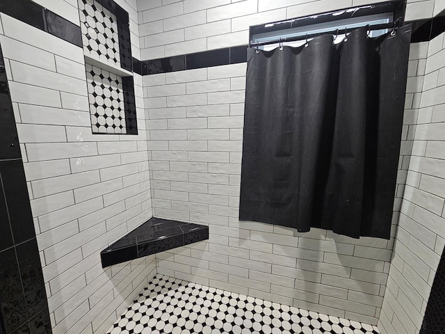 bathroom featuring tiled shower