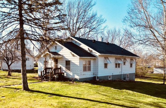 view of front of property with a front lawn