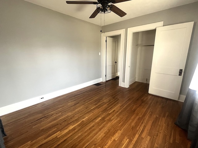 unfurnished bedroom featuring visible vents, a ceiling fan, dark wood-style floors, a closet, and baseboards