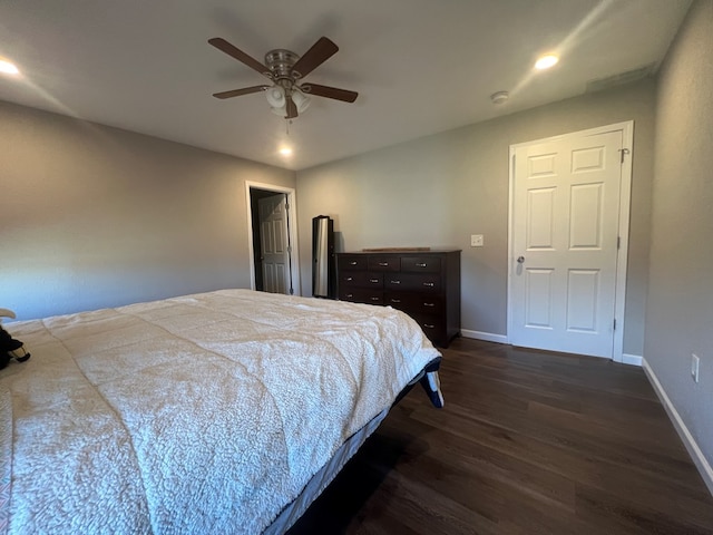 bedroom with dark wood-style floors, recessed lighting, ceiling fan, and baseboards