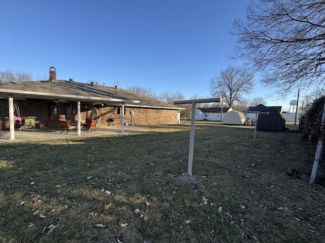 view of yard with a shed, a pergola, and a patio area