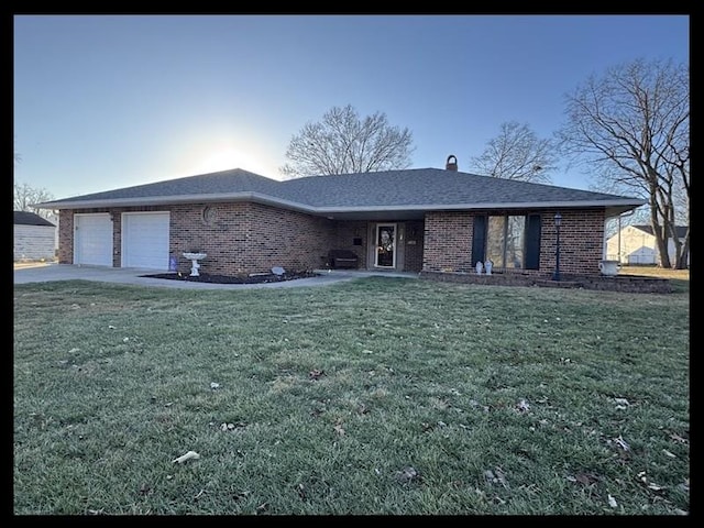 view of front facade with a garage and a front yard