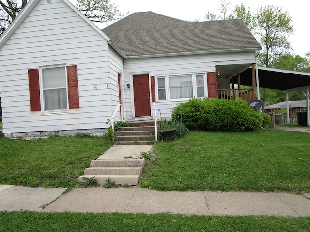 701 E Cottonwood, Kirksville, MO 63501 - view of front of home featuring a carport and a front yard