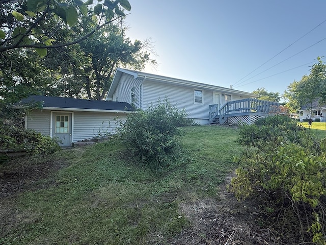1214 E Washington, Kirksville, MO 63501 - view of grassy yard with a wooden deck