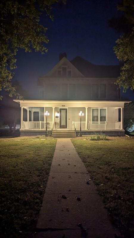 view of front facade featuring a yard