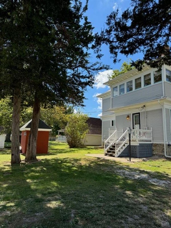 view of yard with a storage shed