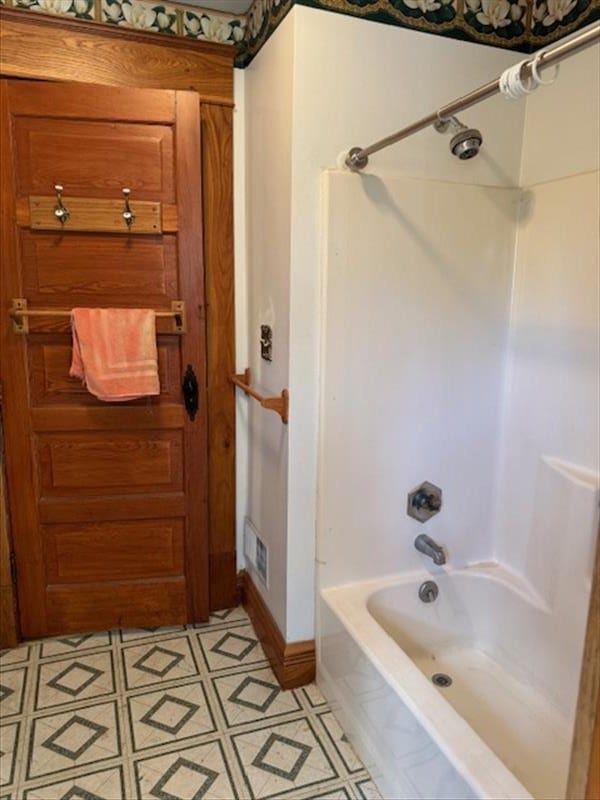 bathroom with shower / bathtub combination