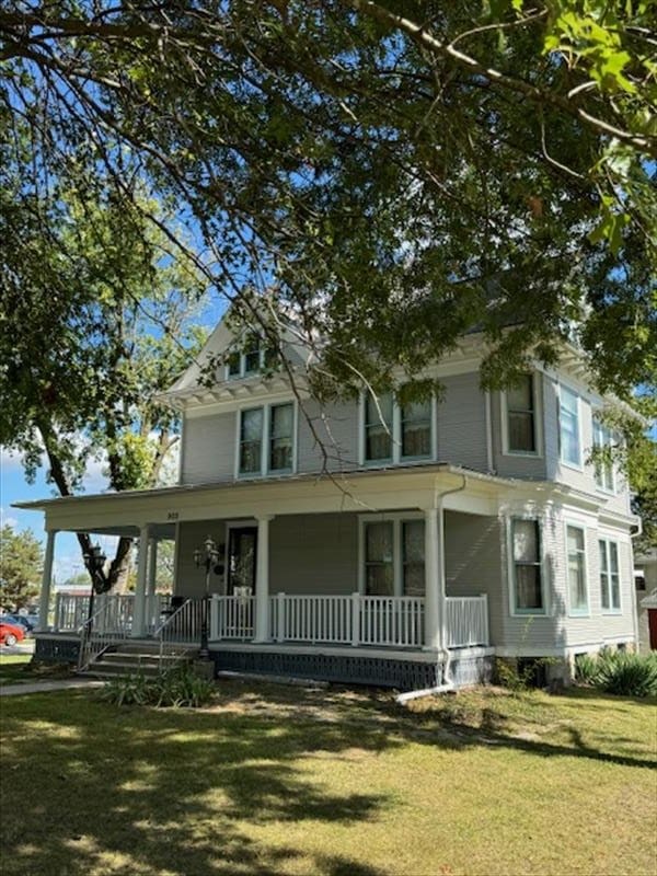 view of front of property featuring a front lawn