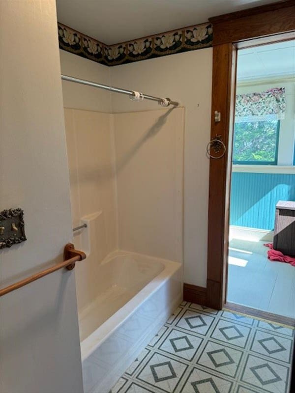 bathroom with tub / shower combination