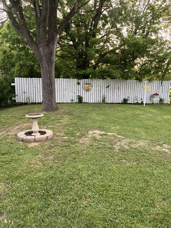 201 N Wentz, Macon, MO 63552 - view of yard