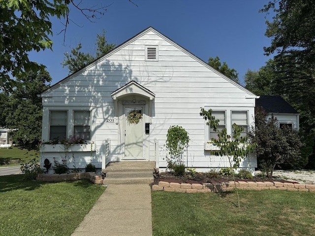201 N Wentz, Macon, MO 63552 - bungalow-style home featuring a front lawn