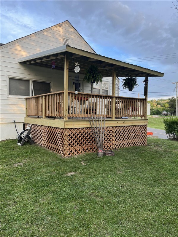 201 N Wentz, Macon, MO 63552 - back of property with a yard