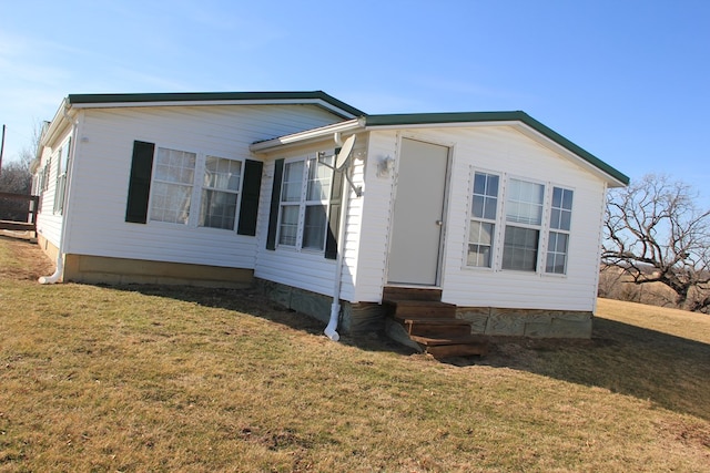 manufactured / mobile home featuring a front yard and entry steps