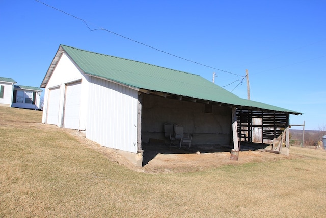 view of pole building featuring a lawn