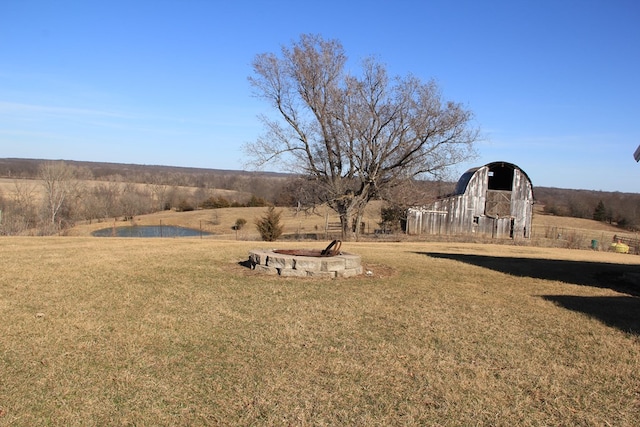 view of yard featuring a barn